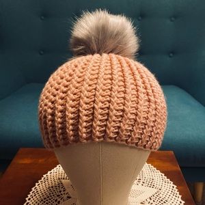 𝅺classic Crochet Women’s fitted Hat.. With detachable Faux fur Pom-Pom